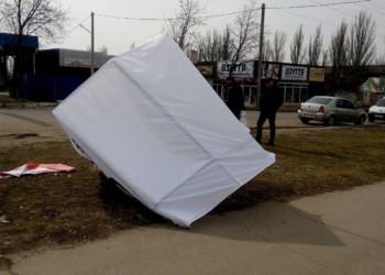 Выборы на Николаевщине: в Первомайске пятеро пьяных напали на агитпалатку и избили агитатора