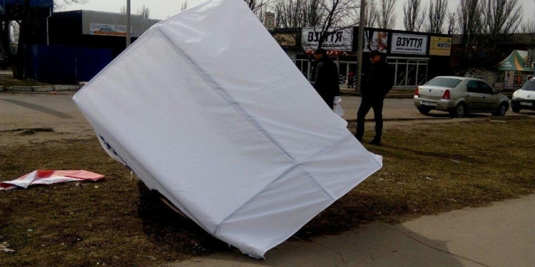 Выборы на Николаевщине: в Первомайске пятеро пьяных напали на агитпалатку и избили агитатора