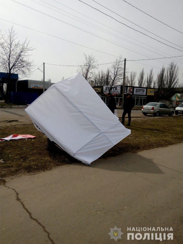 Выборы на Николаевщине: в Первомайске пятеро пьяных напали на агитпалатку и избили агитатора 1