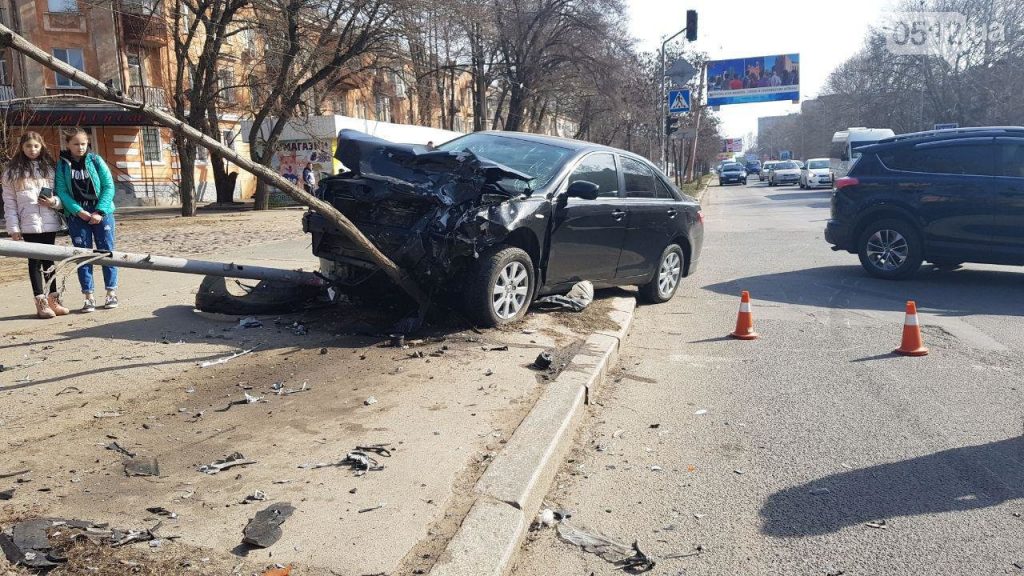 В Николаеве Toyota снесла электроопору после столкновения с Renault 5