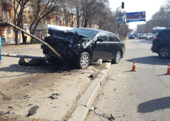 В Николаеве Toyota снесла электроопору после столкновения с Renault