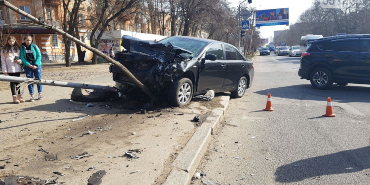 В Николаеве Toyota снесла электроопору после столкновения с Renault