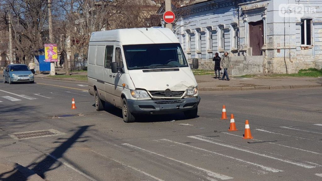 В центре Николаева в тройном ДТП пострадал водитель ВАЗа 12