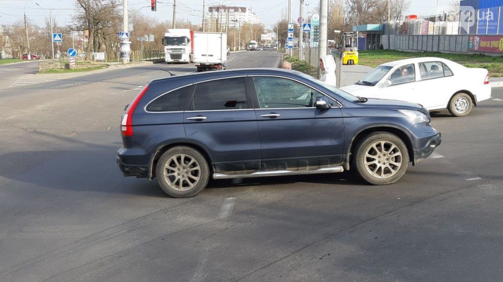 В Николаеве столкнулись маршрутка и "Хонда". Обошлось без пострадавших 9