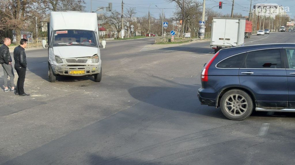 В Николаеве столкнулись маршрутка и "Хонда". Обошлось без пострадавших 1