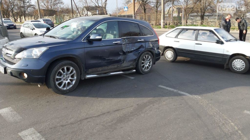 В Николаеве столкнулись маршрутка и "Хонда". Обошлось без пострадавших 5
