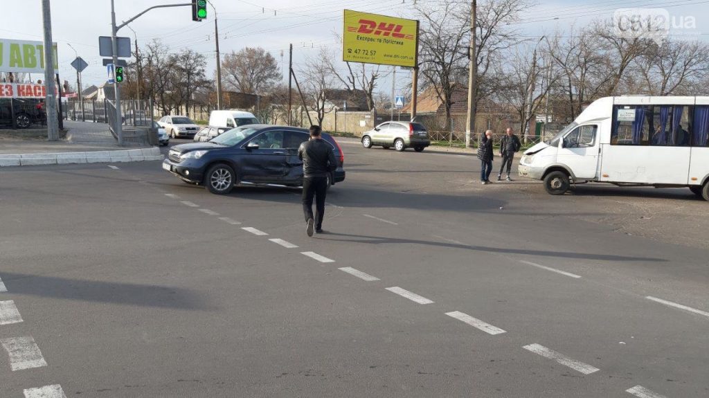 В Николаеве столкнулись маршрутка и "Хонда". Обошлось без пострадавших 11