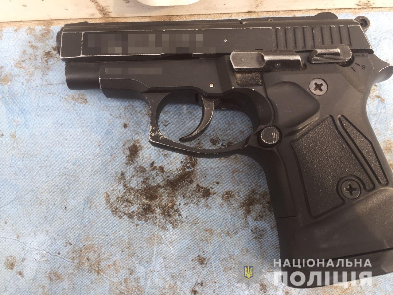 На Николаевщине ссора экс-супругов закончилась огнестрелом – бывшая жена пальнула в спину бывшему мужу