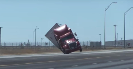 В США мощный ветер сдул с дороги грузовик