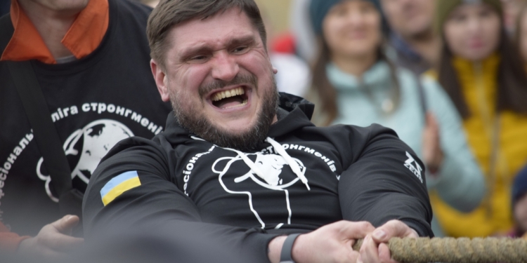 В Николаеве стронгмены установили рекорд Украины по перетягиванию грузовиков