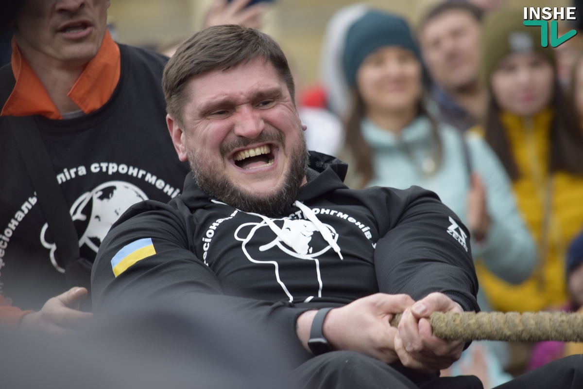 В Николаеве стронгмены установили рекорд Украины по перетягиванию грузовиков