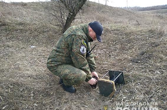 На Николаевщине мужчина спрятал старые немецкие артснаряды в гараже под соломой