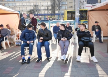 Возле ЦИК стало больше молодых людей, которые собираются у палаток “приемная нардепа”