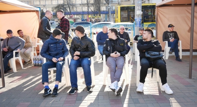 Возле ЦИК стало больше молодых людей, которые собираются у палаток “приемная нардепа”