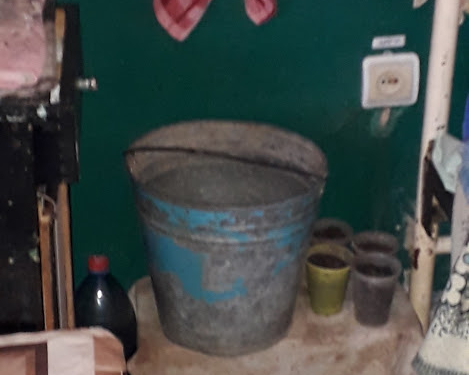 У заключенных Арбузинской колонии вместо туалетов – дырки, а вместо раковин – металлические ящики или ведра