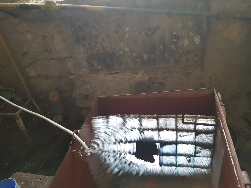 У заключенных Арбузинской колонии вместо туалетов - дырки, а вместо раковин - металлические ящики или ведра 5