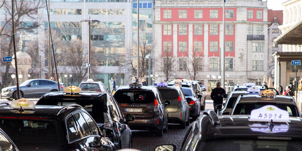 В Норвегии установят первые в мире беспроводные зарядные станции для электромобилей такси 1