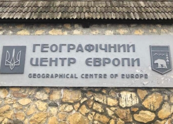 Эффект бумеранга. Замминистра инфраструктуры потерял колесо в яме на дороге