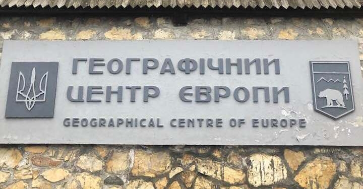 Эффект бумеранга. Замминистра инфраструктуры потерял колесо в яме на дороге