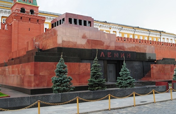 В Москве мужчина пытался облить маслом Мавзолей Ленина с криками «Вставай!»
