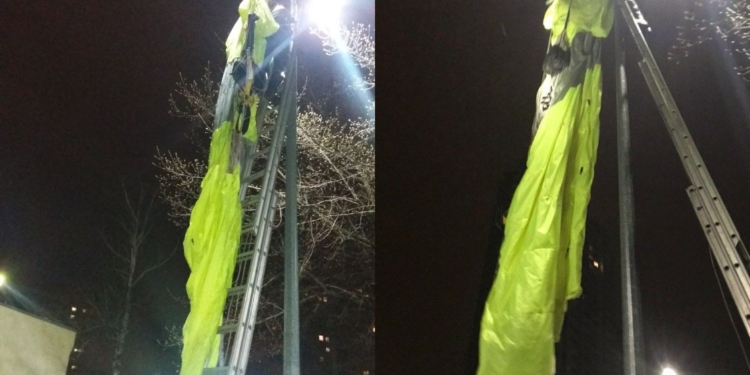 В Киеве мужчина прыгнул с тридцатиэтажки с парашютом и повис на столбе