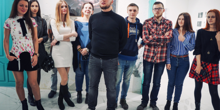 Молодые николаевские фотографы представили непростую, но оригинальную выставку о стирании граней между публичным и личным