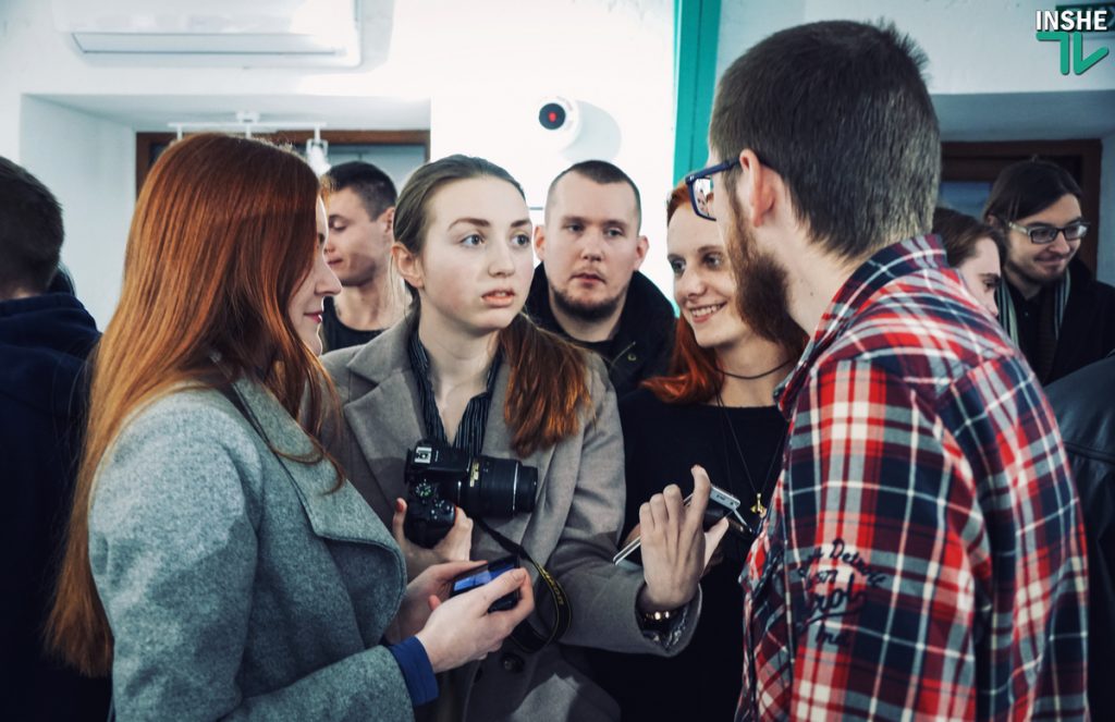 Молодые николаевские фотографы представили непростую, но оригинальную выставку о стирании граней между публичным и личным 60