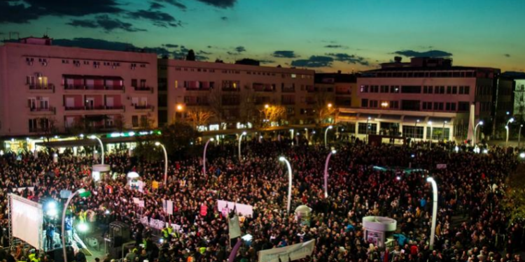 В Черногории тысячи людей вышли на протест, требуя отставки президента