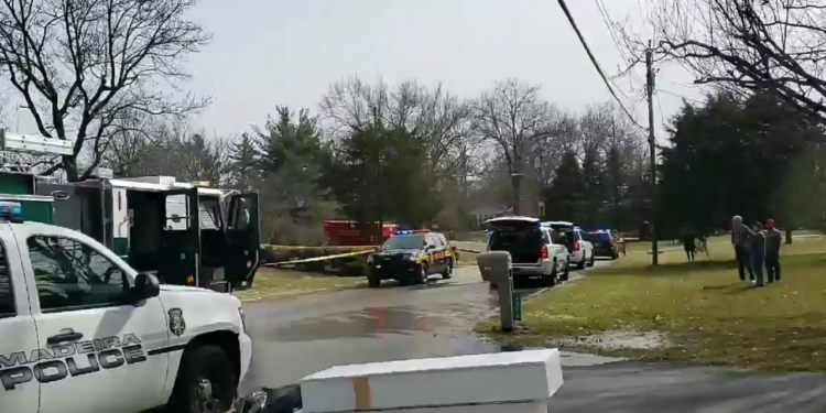 В США самолет упал на жилой дом: пилот погиб на месте