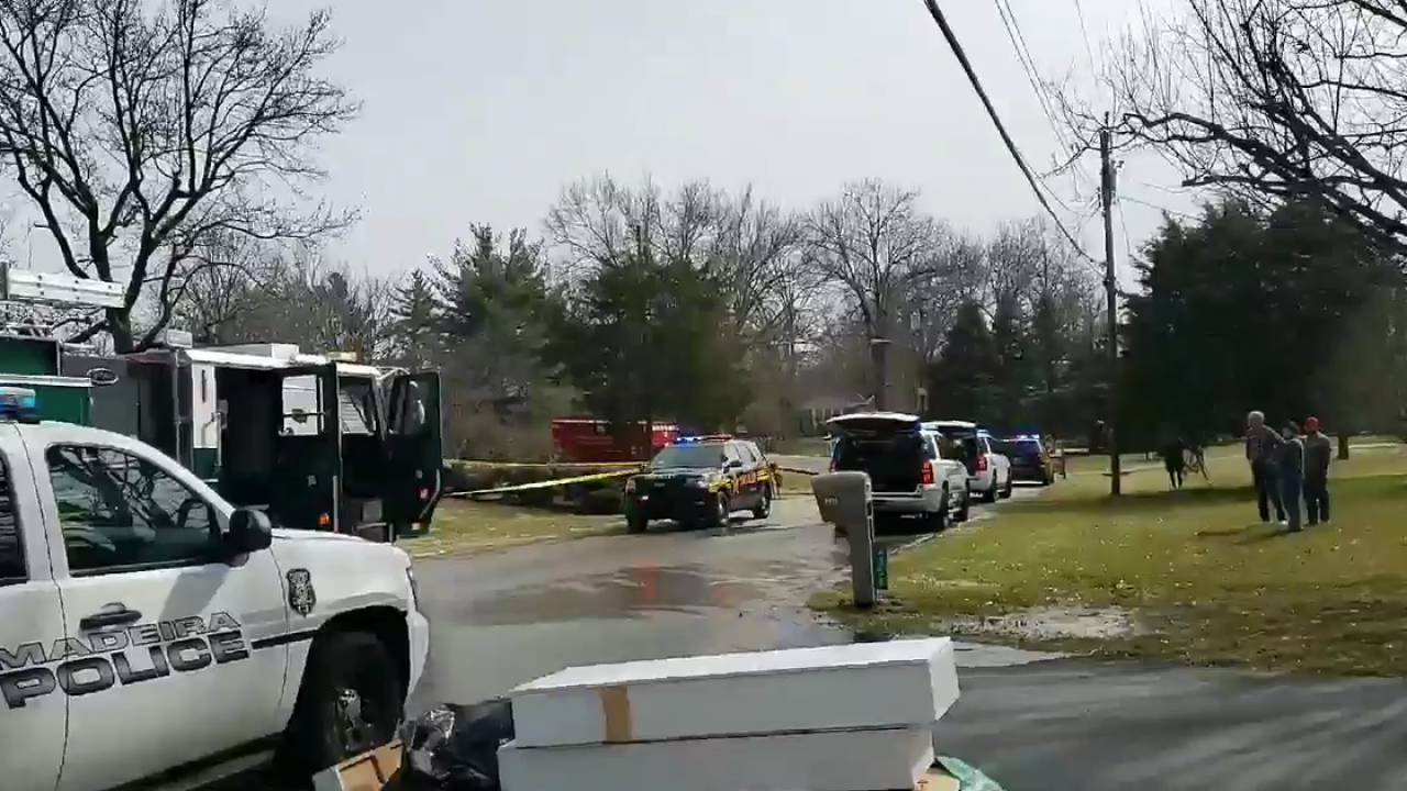 В США самолет упал на жилой дом: пилот погиб на месте