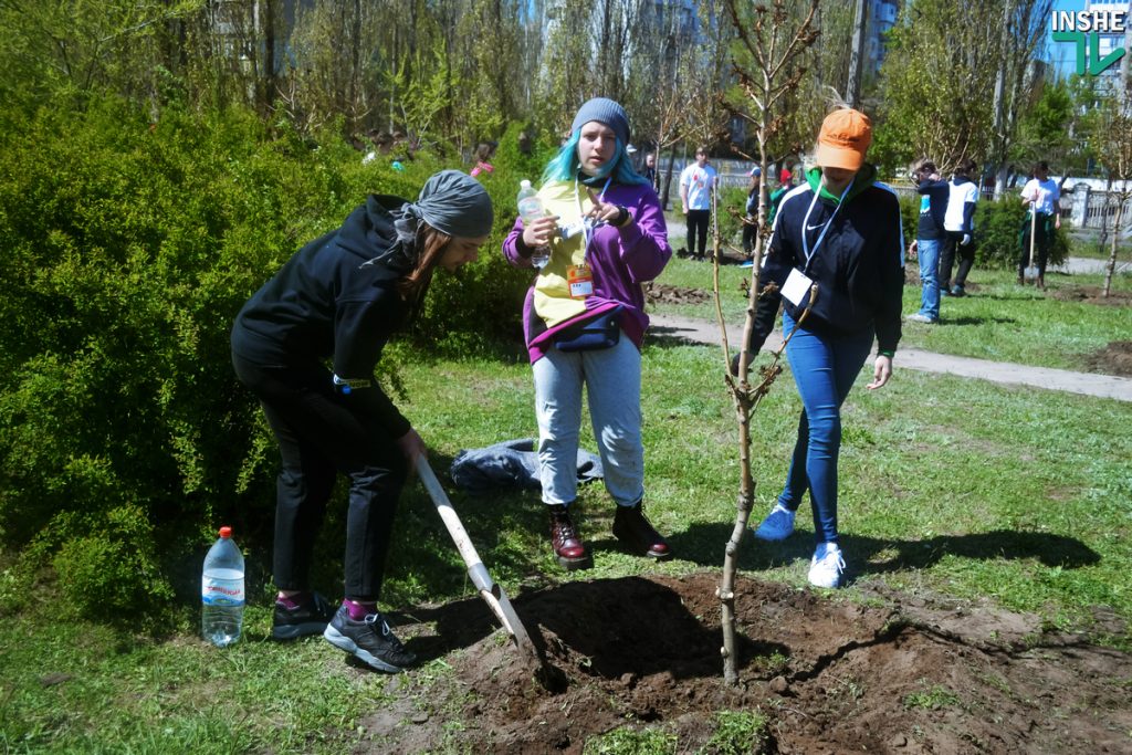 «Место должно стать магнитом, а не отпугивать людей»: юные волонтеры со всей Украины помогли облагородить парк Лески 13