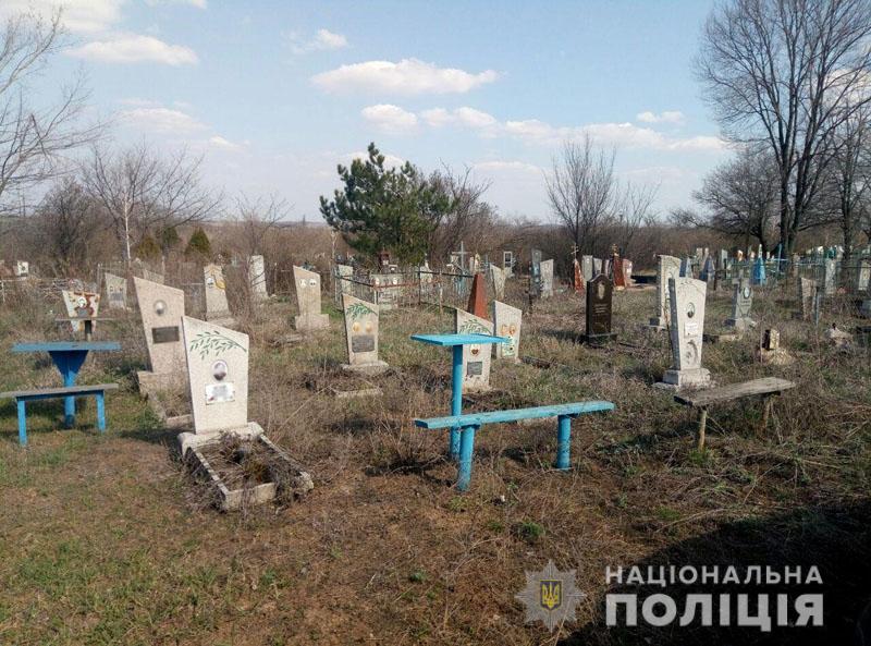 В Донецкой области во время уборки на кладбище подорвалась мирная жительница 3