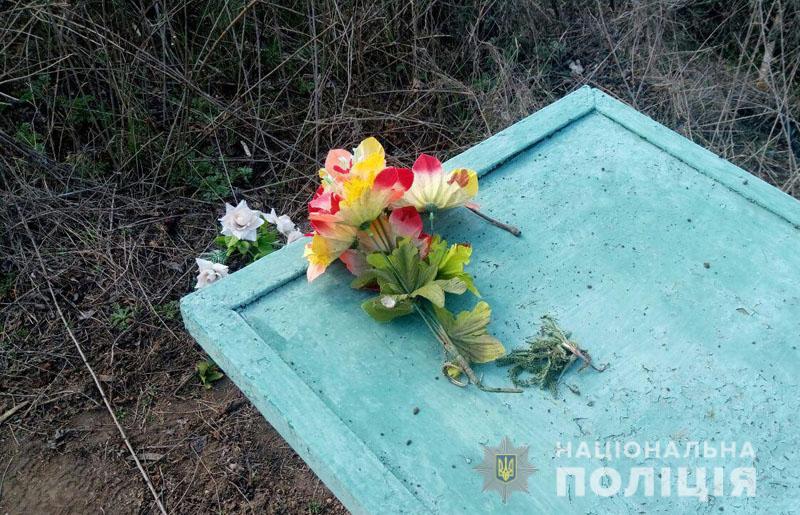 В Донецкой области во время уборки на кладбище подорвалась мирная жительница 5