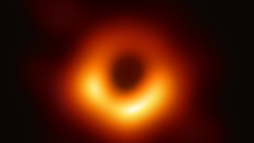 Сфотографированную черную дыру назвали гавайским именем Powehi — «украшенное бездонное темное творение» 1