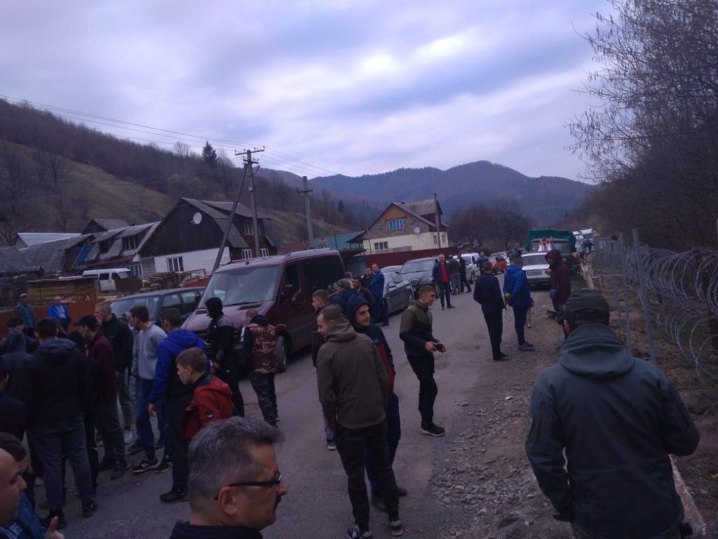 Жители Закарпатья мешают пограничникам устанавливать заградительный забор на границе с Румынией 1