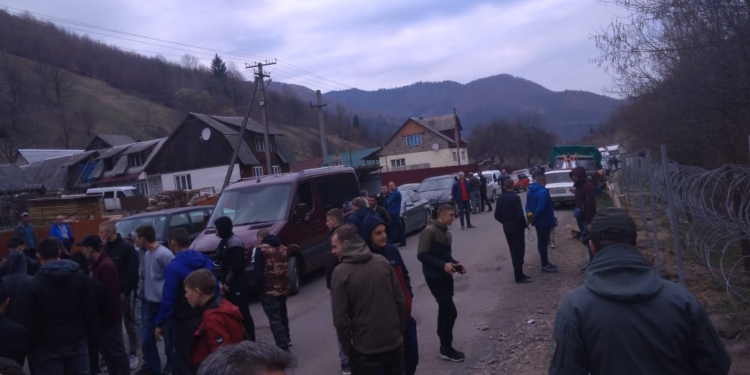 Жители Закарпатья мешают пограничникам устанавливать заградительный забор на границе с Румынией
