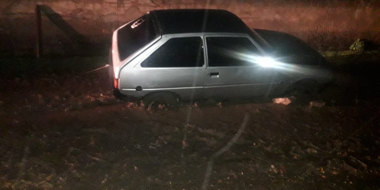 В Новой Одессе спасателям пришлось вытаскивать из грязи два авто