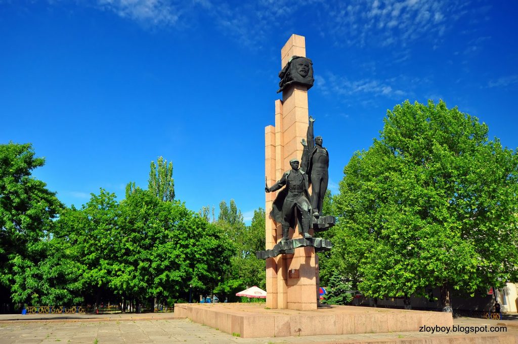 В Николаеве исполком горсовета должен принять решение о демонтаже памятника Ленинскому комсомолу 1