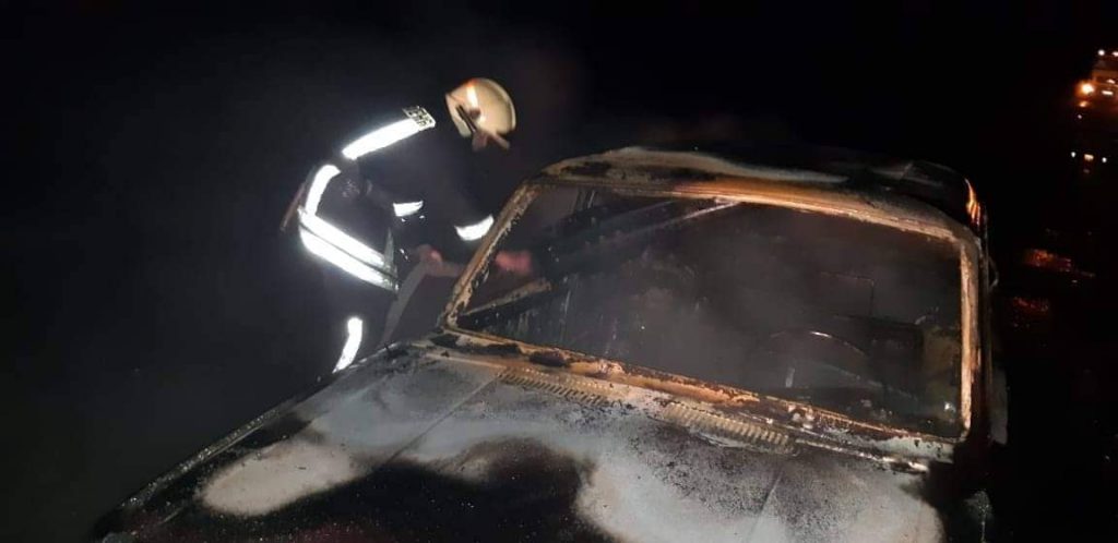 На Николаевщине спасатели потушили автомобиль, который загорелся прямо во время движения 1