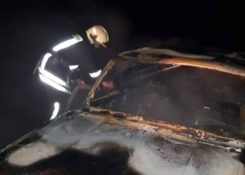 На Николаевщине спасатели потушили автомобиль, который загорелся прямо во время движения