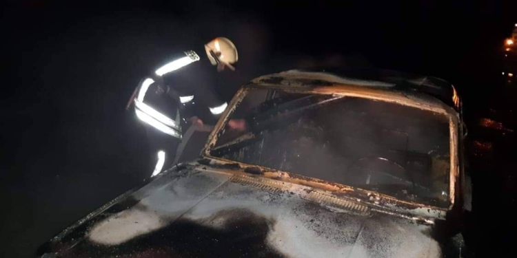 На Николаевщине спасатели потушили автомобиль, который загорелся прямо во время движения