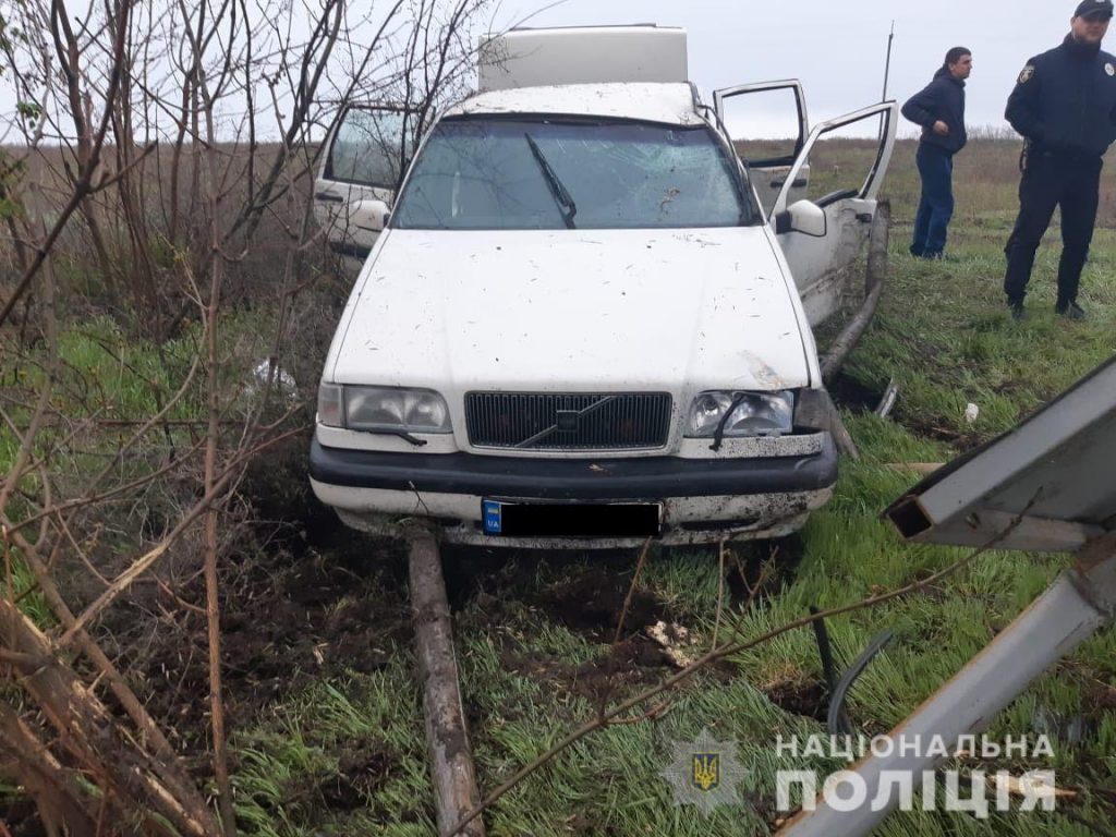 В Николаеве 16-летний решил покатать своих друзей на машине – после ДТП двое оказались в больнице 1