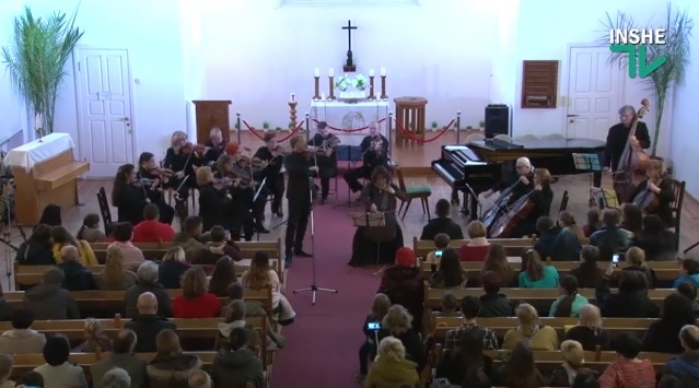 «Неперевершені»: в Николаеве музыкальная семья Шутко дала совместный концерт с Муниципальным камерным оркестром