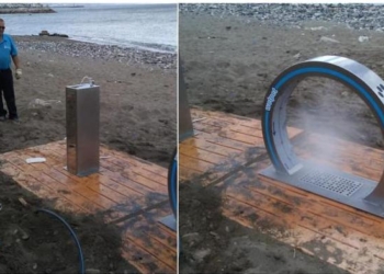 На пляже в Испании появился душ для собак