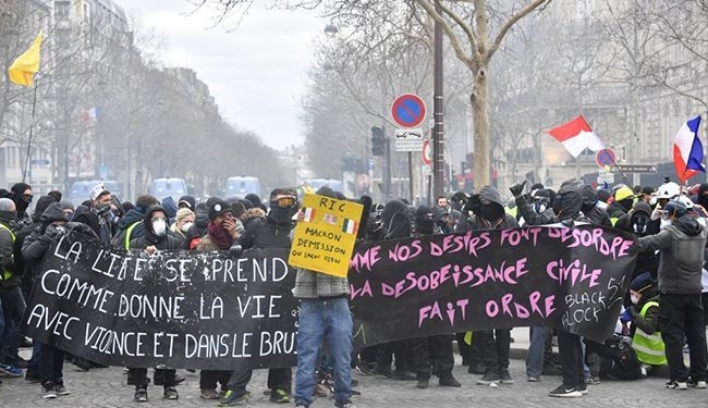 В Париже на протестах «желтых жилетов» задержали более 180 человек