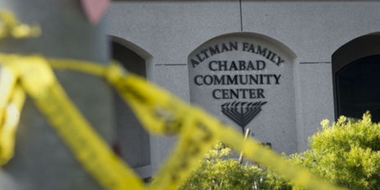 В США 19-летний антисемит устроил стрельбу в синагоге – есть погибшие и раненые