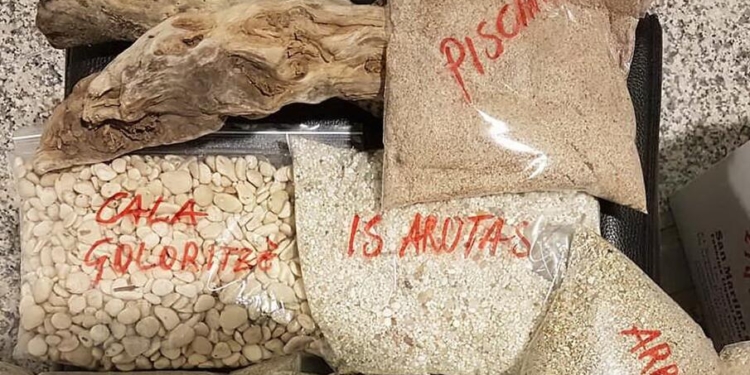 Неправильный сувенир на память: туристы пытаются вывезти с Сардинии песок, камни и ракушки