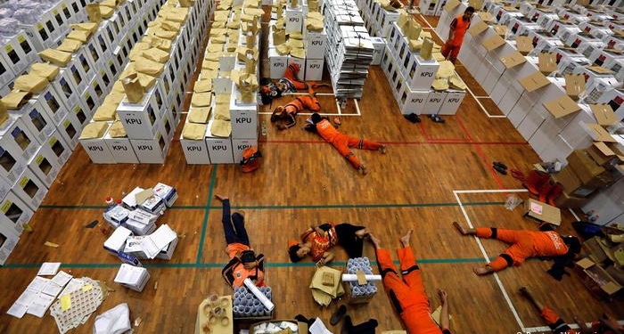 Хорошо, что у нас не так: в Индонезии во время подсчета голосов на выборах умерло 272 члена избирательных комиссий