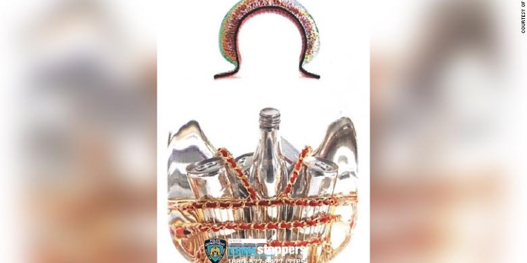 Золотая корзина с серебряными бутылками алкоголя: из арт-галереи в США украли скульптуру