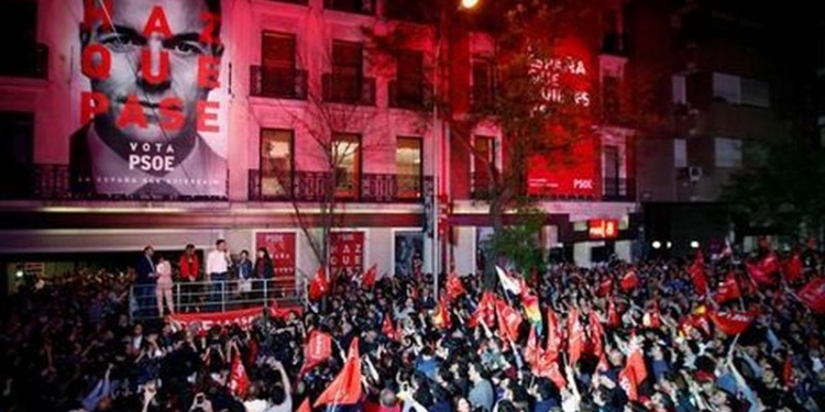 На внеочередных парламентских выборах в Испании побеждают социалисты